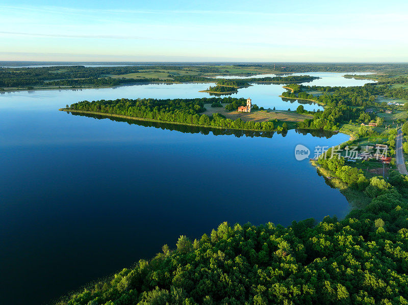 湖在乡村，鸟瞰图。淡水湖泊。Belaya Tserkov村废弃的三一教堂。